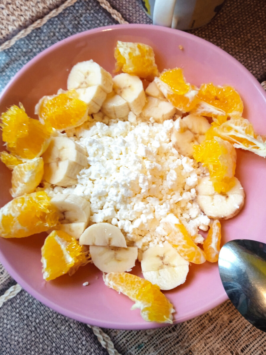 Творог, половина банана и пара долек апельсина