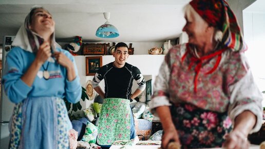 Кунгурячка учит туристов печь шаньги в настоящей русской печке