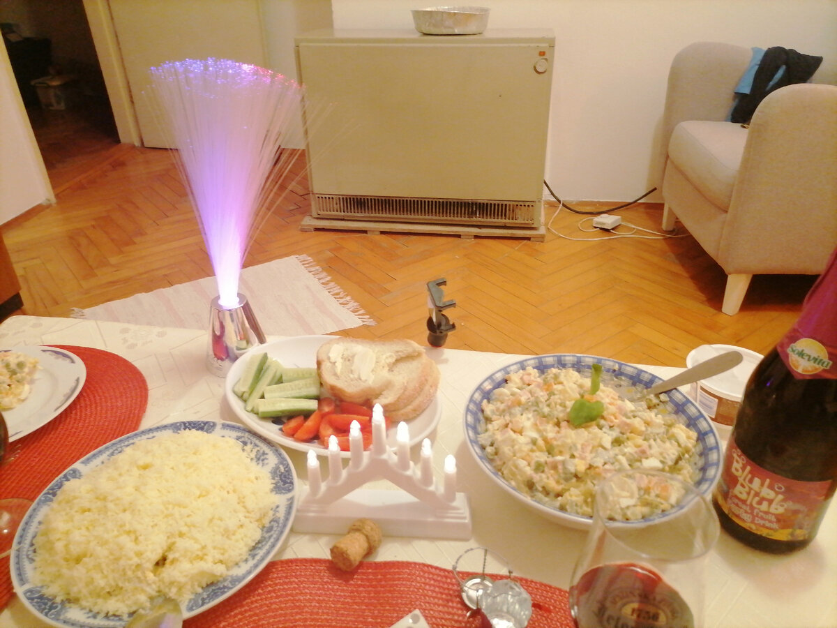 "Чайный Пек" на заднем плане. 