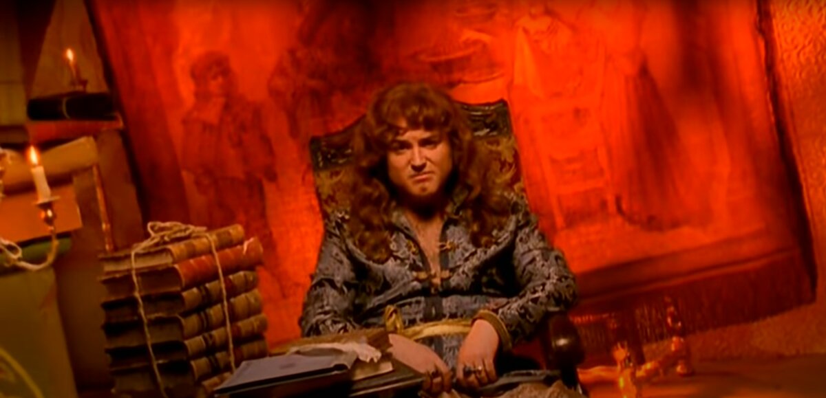 Символ дня студенчества времён моего детства – Максим Леонидов, исполняющий песню студента в мюзикле «Старые песни о главном – 3»