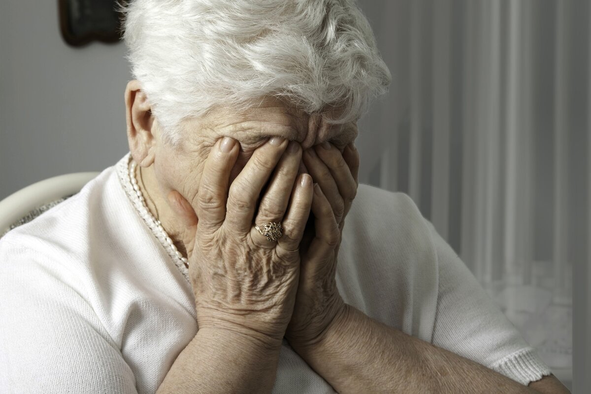 Люди пожилого и старческого возраста часто жалуются на неудобства проживания, невнимание со стороны детей, внуков, конфликты в семье.