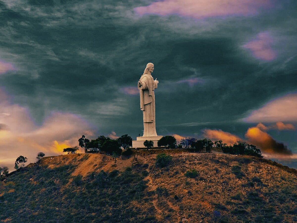 Cristo de la Concordia в на холме Сан-Педро
