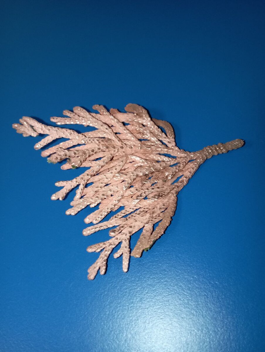 Листик туи покрытый медью