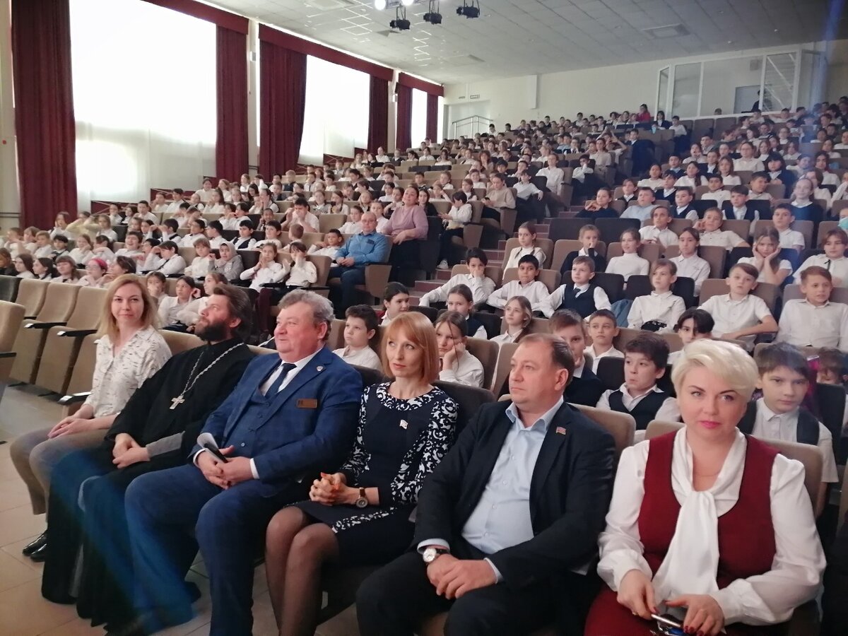 помощник депутата ГД РФ Д.В.Ламейкина - Д.Б.Кравченко, настоятель храма Андрея Первозванного протоиерей Иоанн, директор филиала школы №17, депутат ЗСК С.А.Ангальт, депутат ЗСК А.В.Бузмаков
