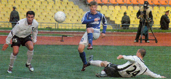 «Торпедо» - «Зенит» (Санкт-Петербург) - 0:4. Андрей Аршавин забивает второй мяч в ворота торпедовцев, находясь в окружении автозаводцев Джордже Йокича (№15) и  Андрея Степанова (№24).