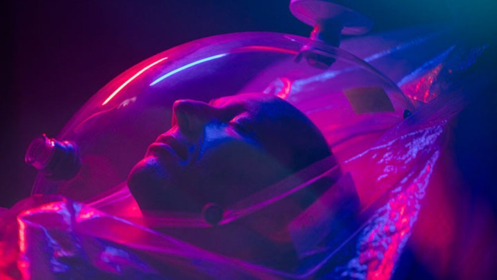    Фото: Justin Cook/Science, Герман Понцер в капюшоне и метаболической камере, которую он использует для измерения углекислого газа, показателя того, насколько быстро тело сжигает калории