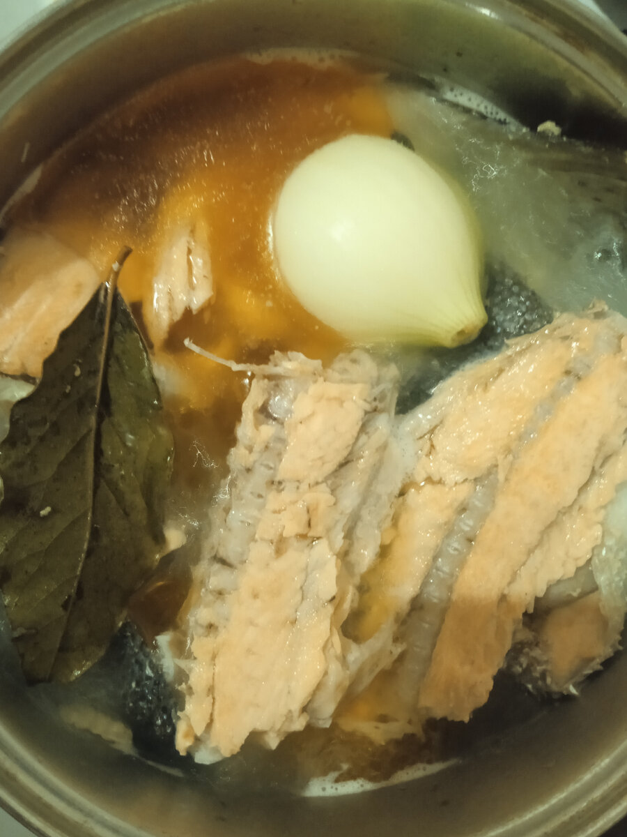 Отвариваем рыбку.