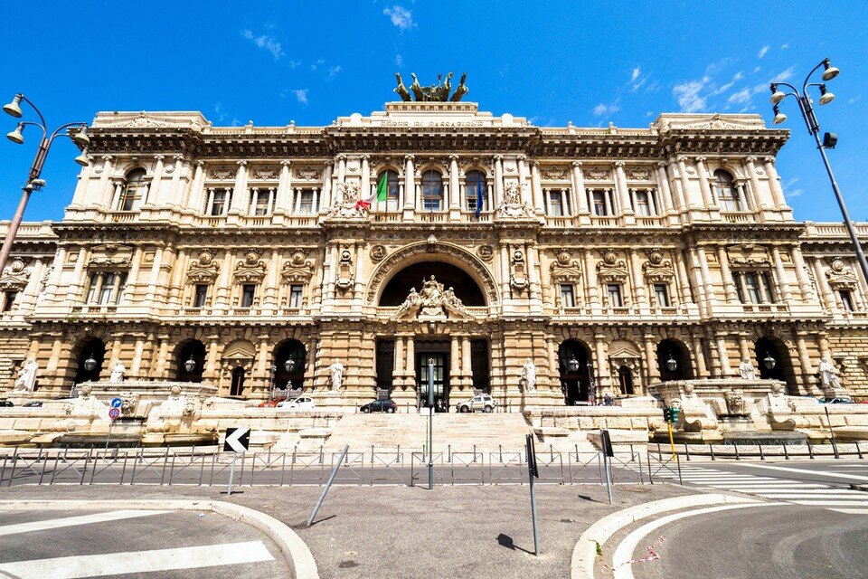     В итоге терпение родителей лопнуло и они обратились в Верховный кассационный Суд Италии с требованием разобраться в юридических разночтениях  EAST NEWS