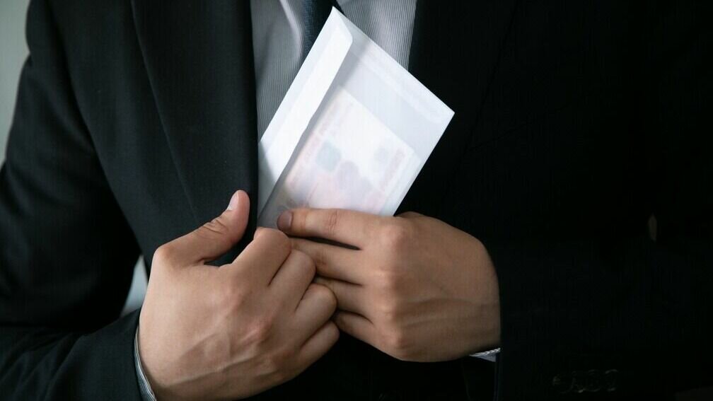     В Приморье уволены бывшие сотрудники таможни. Хитрых злоумышленников трудоустроили в компанию с нарушением антикоррупционного законодательства.