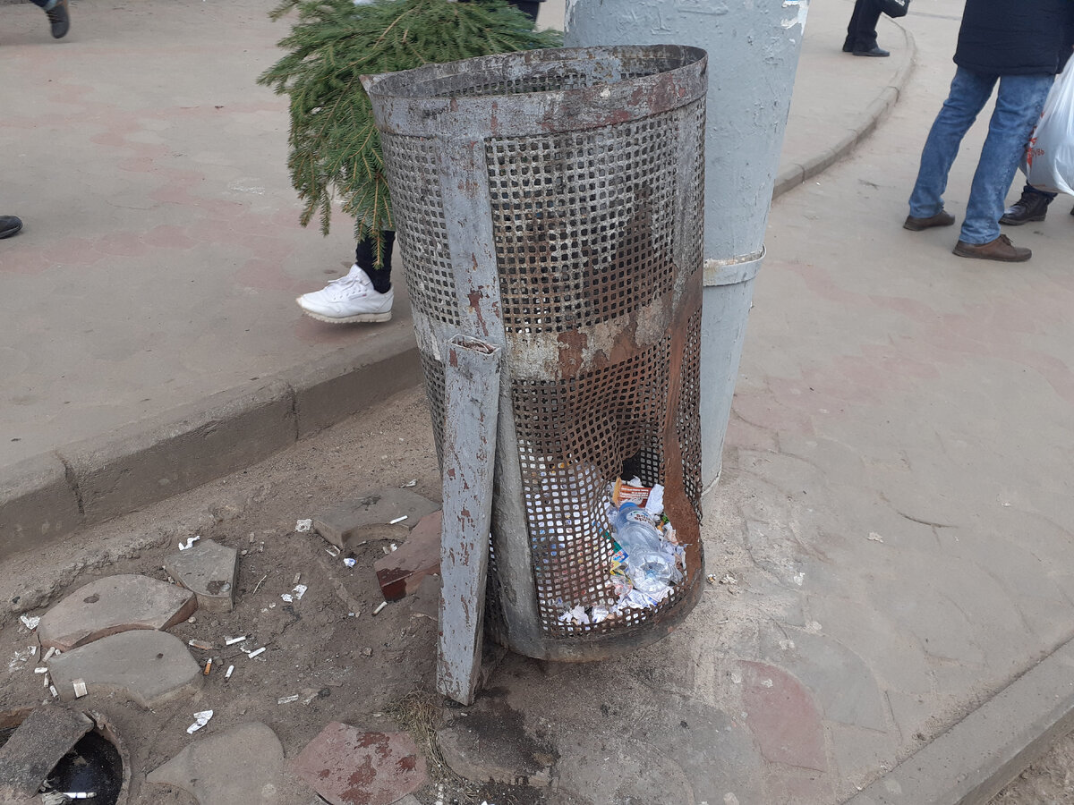 Эта урна на автобусной остановке у ж/д вокзала была в таком состоянии не один год. Но я же не могу её поменять. За свой счёт? Ещё и оштрафуют за самодеятельность.