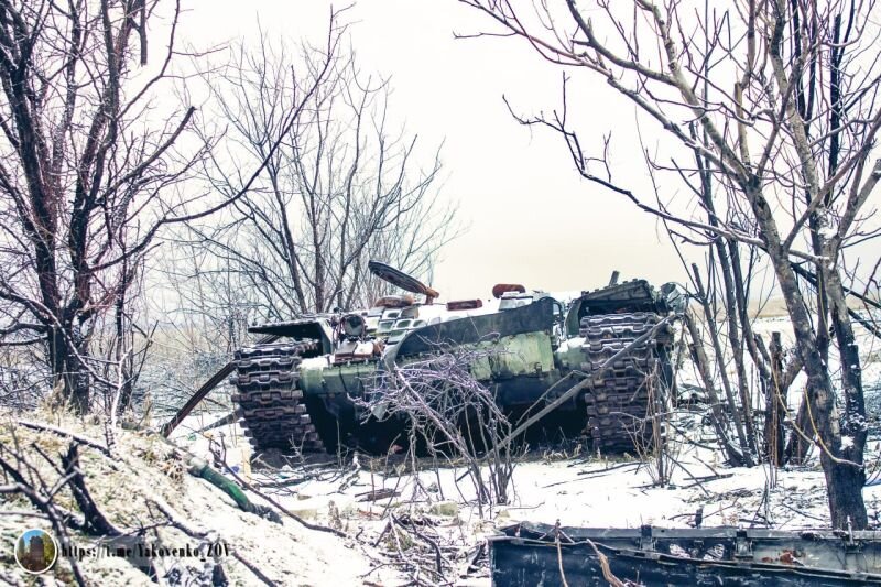 Заглавное фото: Обезглавленный и обездвиженный укро-танк