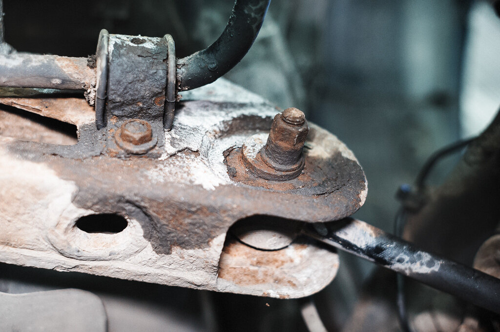 Болт с эксцентриком никак не зафиксирован в подрамнике