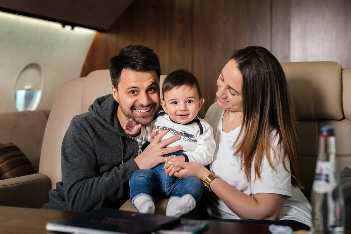 Став отцом, я понял что воспитание детей это один из самых больших источников споров современных родителей.  
Не хочу быть категоричным и учить, как правильно или не правильно, просто поделюсь советами от самого Уоренна Баффета.

«Иногда родители ждут, пока их дети станут подростками, и только потом начинают говорить с ними о том, как правильно распоряжаться деньгами. Но этот процесс лучше начать еще в дошкольном возрасте», — считает миллиардер.

С того момента, как ребёнок говорит «хочу» в магазине, он должен понимать, что деньги — это не просто цветные бумажки, а родительские часы, проведённые на работе.

1️⃣ Развивайте в детях гибкость мышления

Этот навык просто необходим при столкновении с финансовыми проблемами, только так можно выйти из сложных ситуаций. 

Как это можно сделать, например сходить с детьми в музей, обсудить картины и предложите им нарисовать свои. Позвольте им использовать не только стандартные кисти и карандаши, но и, например губки для мытья посуды, ватные палочки или собственные пальцы.

2️⃣ Будьте экономными

Перед тем как научится управлять деньгами, важно понимать разницу между желаниями и потребностями.

Пусть ребёнок составит список из вещей, которые он хотел бы купить. Затем посмотрите на него вместе и определитесь, что из списка является необходимостью, а что желанием.

3️⃣ Научите ребенка разнице между ценой и ценностью.

Все мы знаем про бренды и сколько за них можно переплатить. 

Родители должны объяснить детям, как работает реклама и где можно найти альтернативу дорогим вещам.

4️⃣ Помогайте детям принимать правильные решения.

Научите детей правильной расстановке приоритетов. Проиграйте ситуацию — вы хотите купить новый телевизор, однако в доме сломался кондиционер. Поэтому нужно сэкономить деньги на его ремонт, ведь скоро лето. После того, как вы почините кондиционер, можно будет подумать и о телевизоре.

Во многом разделяю его точку зрения, но хочу спустя время составить свою подборку советов по финансовому воспитанию детей 😅

А у вас есть лайфхаки, которые лучше познакомят детей с деньгами?

