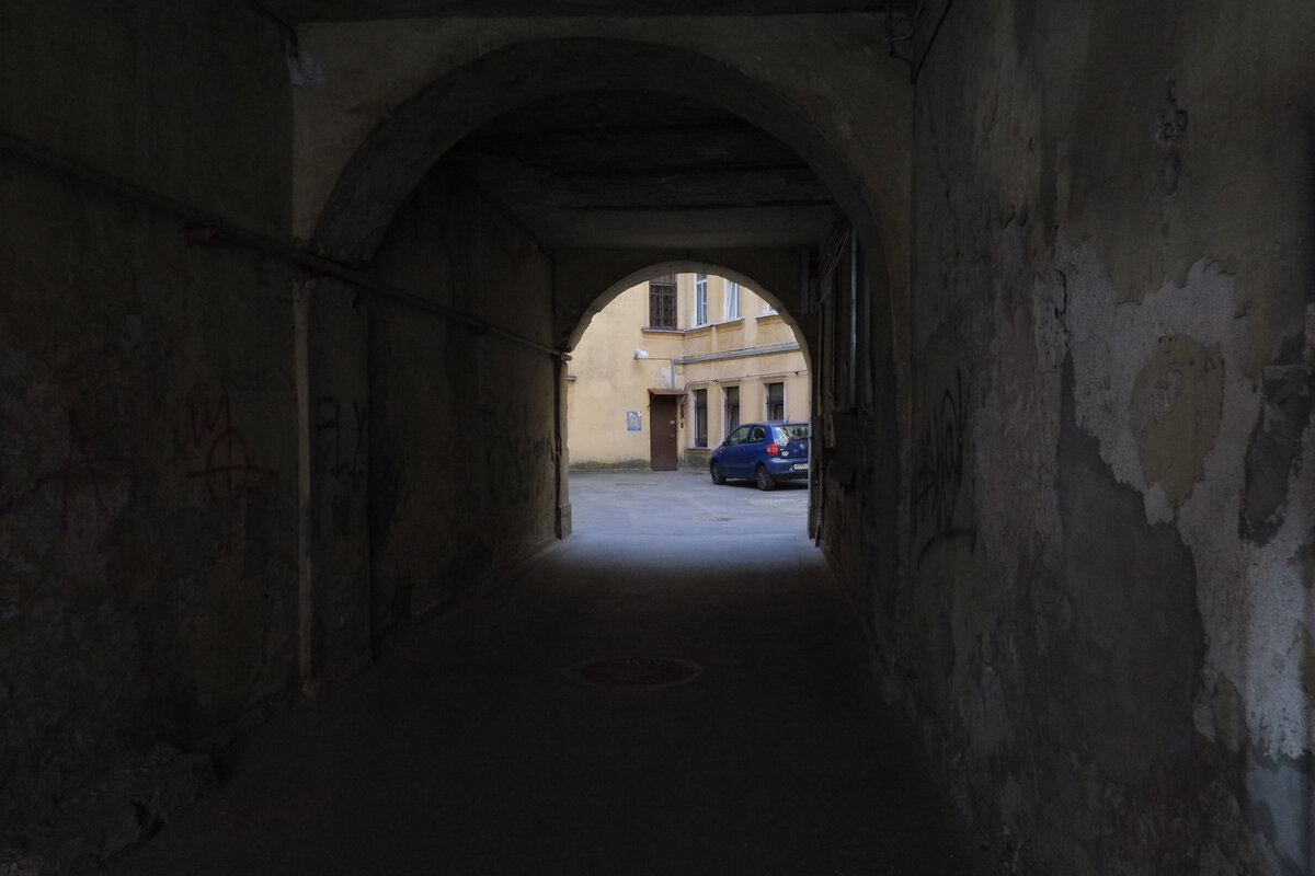 На фото - дом, где я жила после переезда в Ленинград. Правда, снимала я уже в 2015 году.