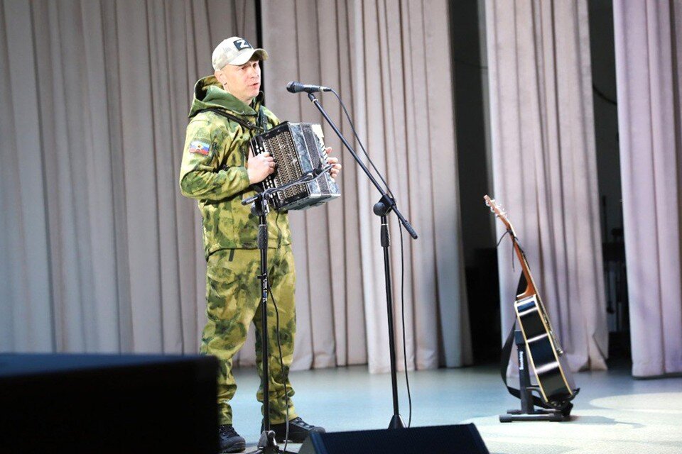     Супруга Ванюшкина получает пугающие смс и звонки с украинских номеров. Фото: Илья Николотов