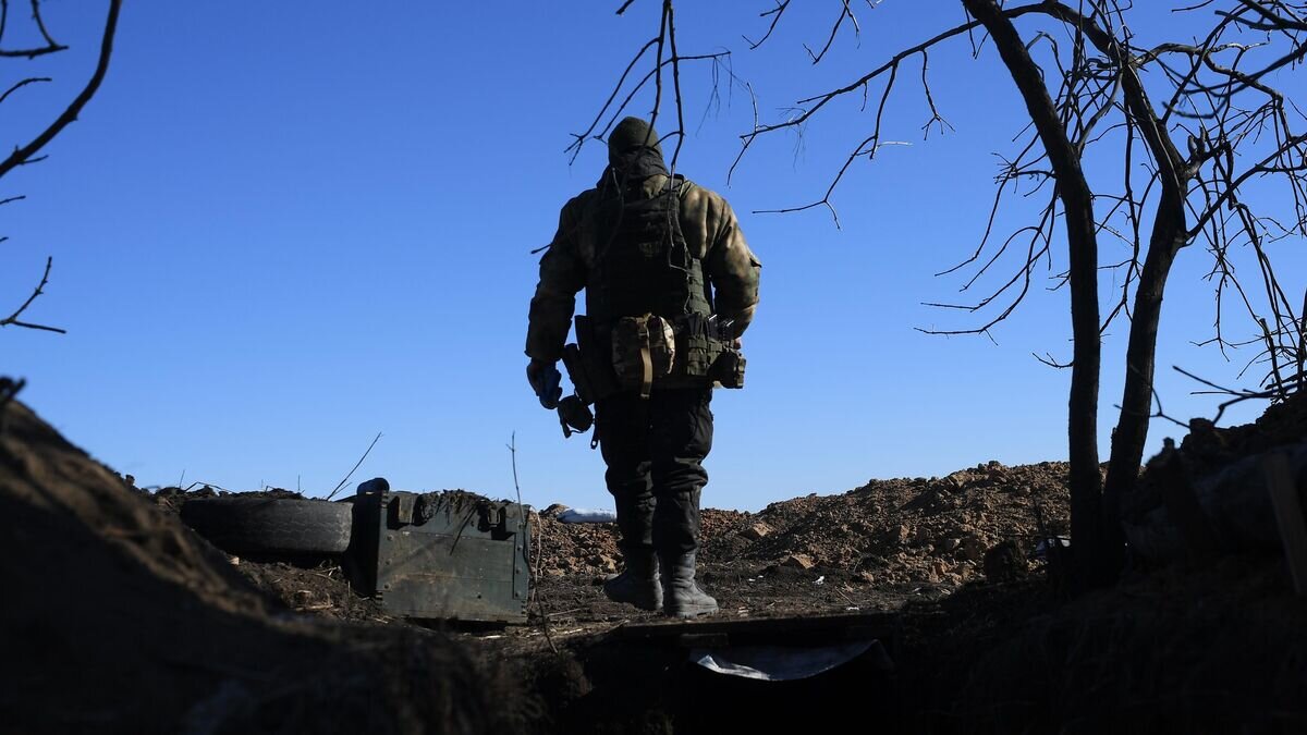    Военнослужащий мотострелковых подразделений ВС РФ на боевой позиции в зоне СВО© РИА Новости / Алексей Майшев