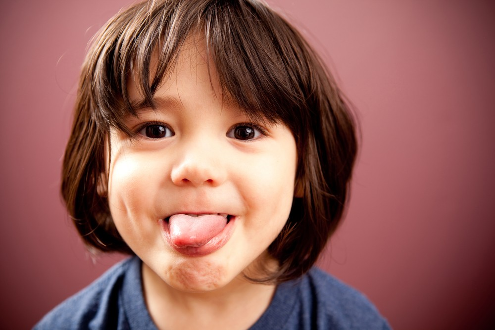 Артикуляционная дизартрия у детей. Ребенок показывает язык. Человек с высунутым языком.