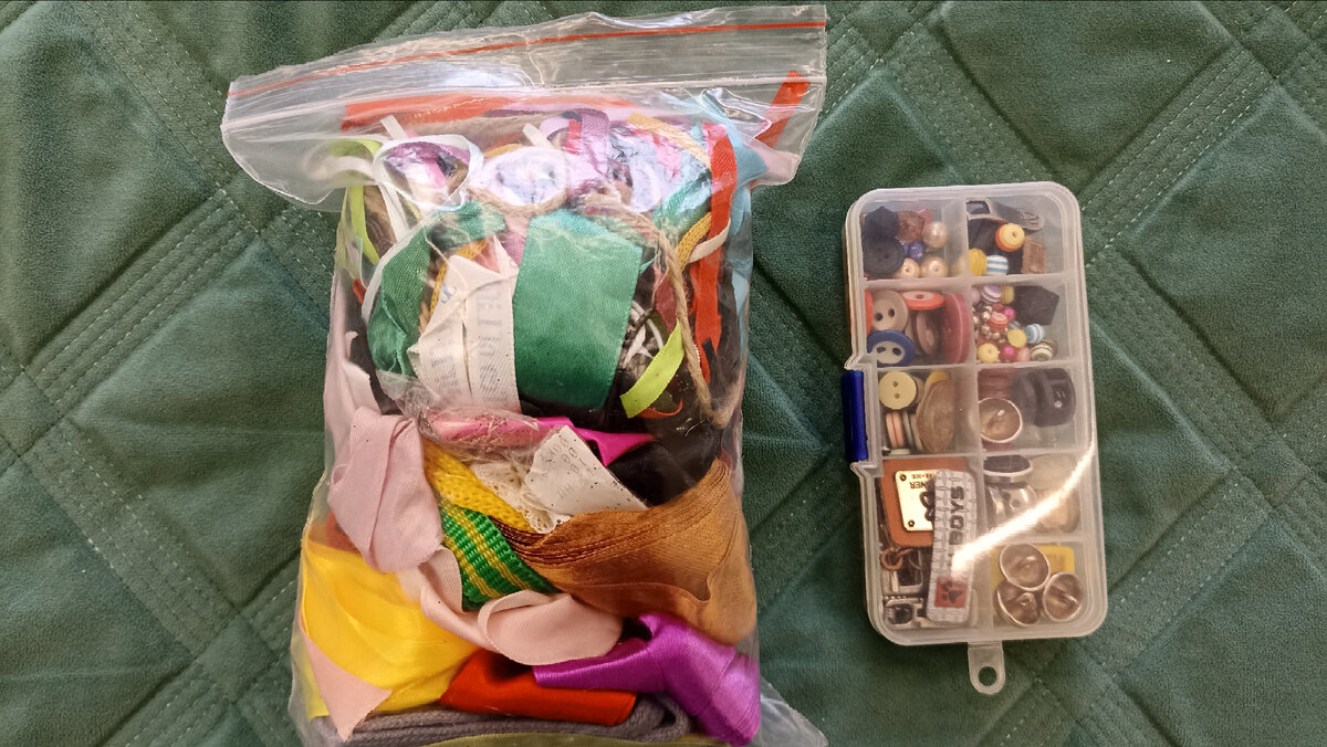 Все ленточки, пуговички и и бусинки бережно хранятся, но пригождаются редко. Последний раз я использовала эти ленточки, когда делала закладки в учебниках сына-первоклассника