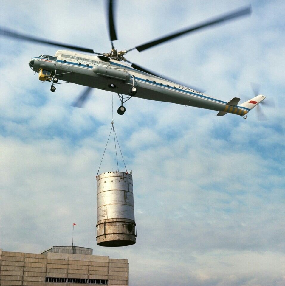 Советский летающий кран Миль Ми-10 выполняет монтажные работы на стройке производственного объекта