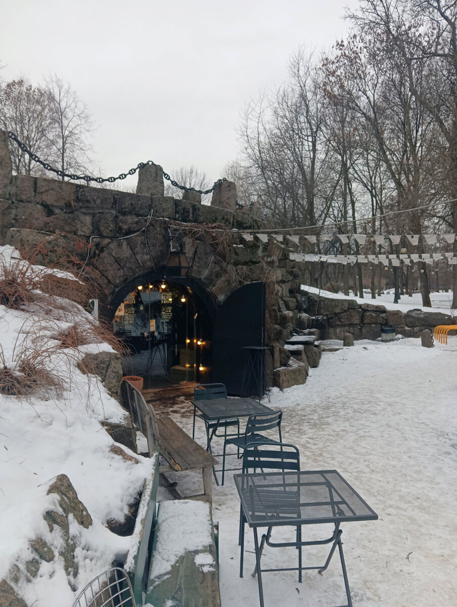 Фото автора, как и все ниже.  Кофейня "Больше кофе!" в гроте Александровского парка. 