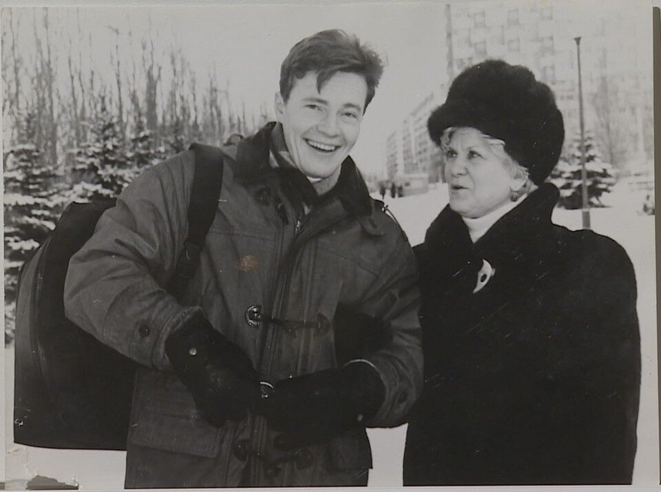     Сергей регулярно общается со своими учителями.