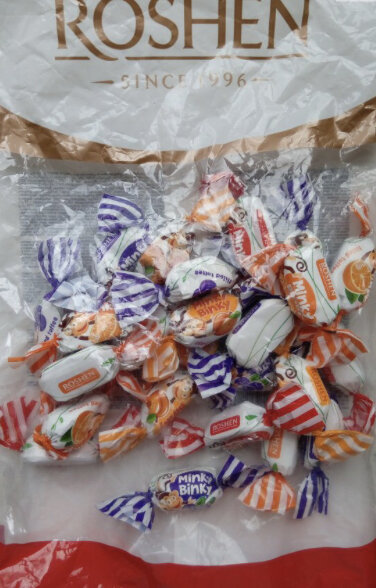 На 27.02.2023 главный санитарный врач Геннадий Онищенко запретил ввоз в Россию сладостей «Рошен». Мы с экспертами решили выяснить, насколько оправданы такие меры. В них Роспотребнадзор обнаружил опасный канцероген - бензапирен, который накапливается в организме и теоретически может довести до рака. Сладости в народе популярные: недорогие, красочно упакованные, название похоже на дорогой бренд. Неужели они таят в себе страшную угрозу и даже малюсенький кусочек - бомба замедленного действия?

Но несмотря на запрет ввоза в Россию конфет «Рошен», в магазинах их полно (пока что продажу их в розницу никто не запрещал). Мы отважно решили попробовать эти сладости сами и угостить прохожих. И сравнить вкус с другими - сходными по цене и составу сладостями. Может, украинские конфеты столь вкусны, что плевать на бензапирен? А, может, они совсем обычные и наши гастрономические чувства никак не пострадают от их отсутствия на прилавках , решать каждому для себя.
