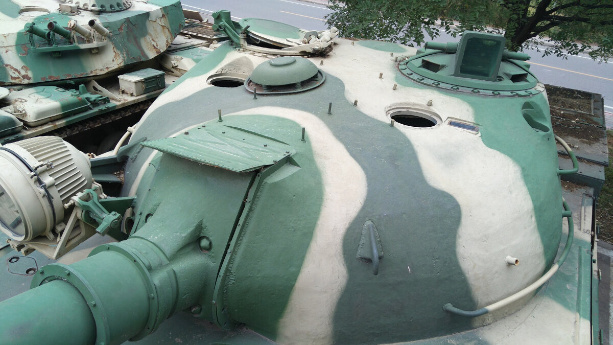 Не добившись успеха в сварке бронелистов китайцы в проекте танка 1226 решили вернуться к литой форме. Танк был закончен, но проиграл по многим показателям 1223. В первую очередь из-за промышленности и цены. 