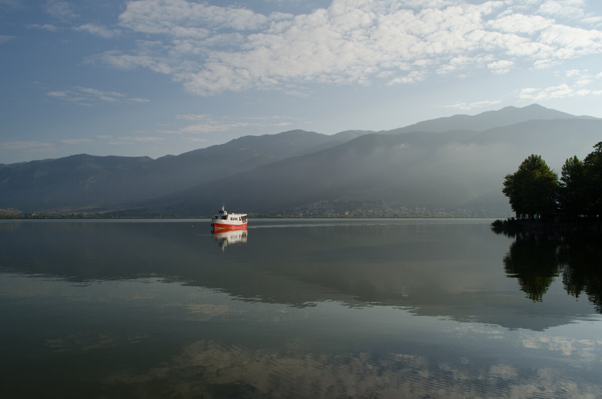 Янина, которой рвался править Али, стоит на берегу одноименного озера