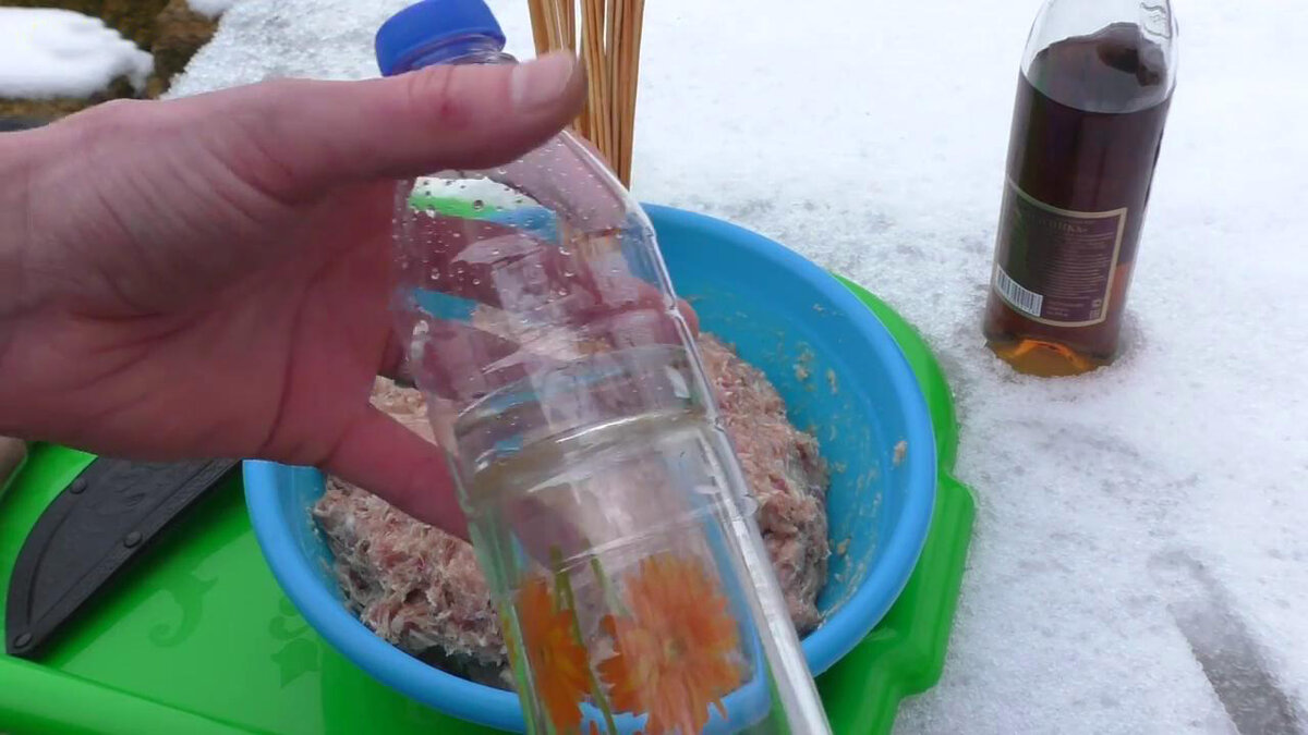 Приспособление из пластиковой бутылки, которое поможет быстро сделать люля-кебаб из фарша
