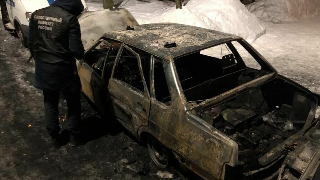     Мужчина незадолго до пожара успел высадить женщину с ребенком из машины. Об этом сообщают местные СМИ.