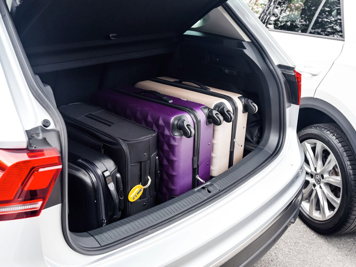 Представьте, что вы не укладываете вещи в машину, а собираете пазл: нужно найти каждому предмету оптимальное место. Например, какие-то мелочи и бутилированную воду можно убрать под сиденье или в багажник вокруг колеса. Так войдёт больше. Источник: unsplash.com