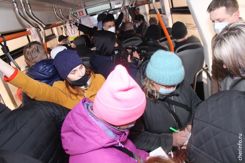    Пока видеонаблюдение за пассажирами запустили как эксперимент. С камерой "Визор" работает один контролер. Тестирование продлится две недели.