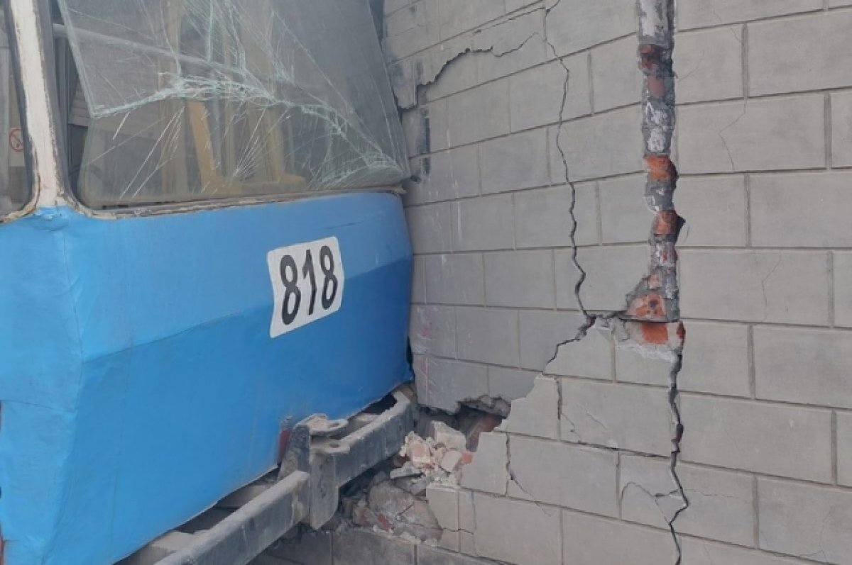    Появилось видео из дома в Ростове, который протаранил трамвай