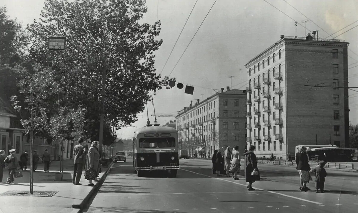 Фотохроника ТАСС, 1957 г. Вид от остановки «Метро “Первомайская”» (ныне - «Измайловская площадь») в сторону начала Первомайской улицы. 