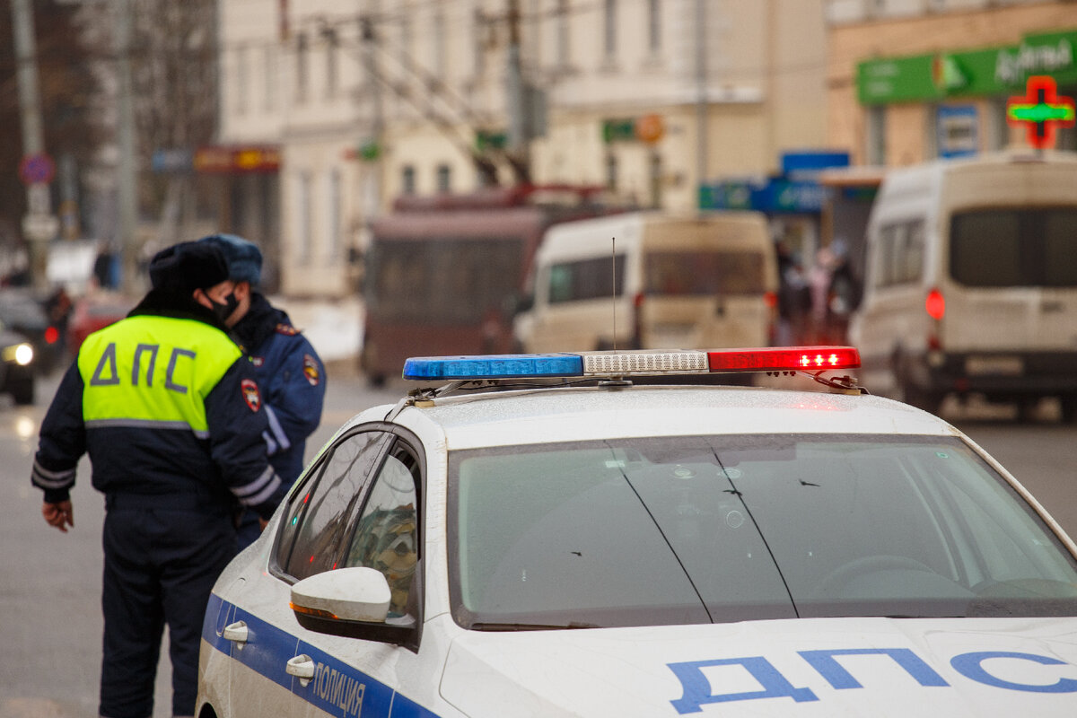 Гаишник на задержании машины
