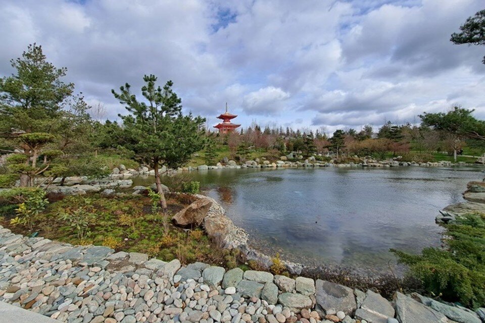    Первые посетители жадно фотографировали каждый увиденный уголок нового сада Галина КОПЫЛОВА