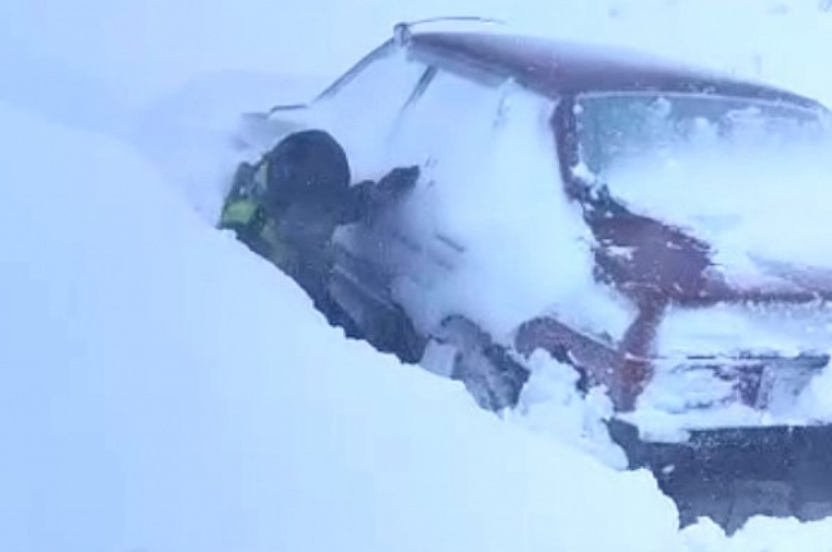    Появилось видео, как инспекторы ГИБДД спасли водителя из «снежной ловушки»