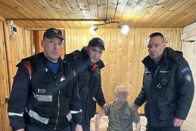    Спасатели 217-й пожарно-спасательной части ГКУ МО «Мособлпожспас» с пропавшим 93-летним мужчиной, страдающим деменцией © Пресс-служба ГКУ МО «Мособлпожспас»