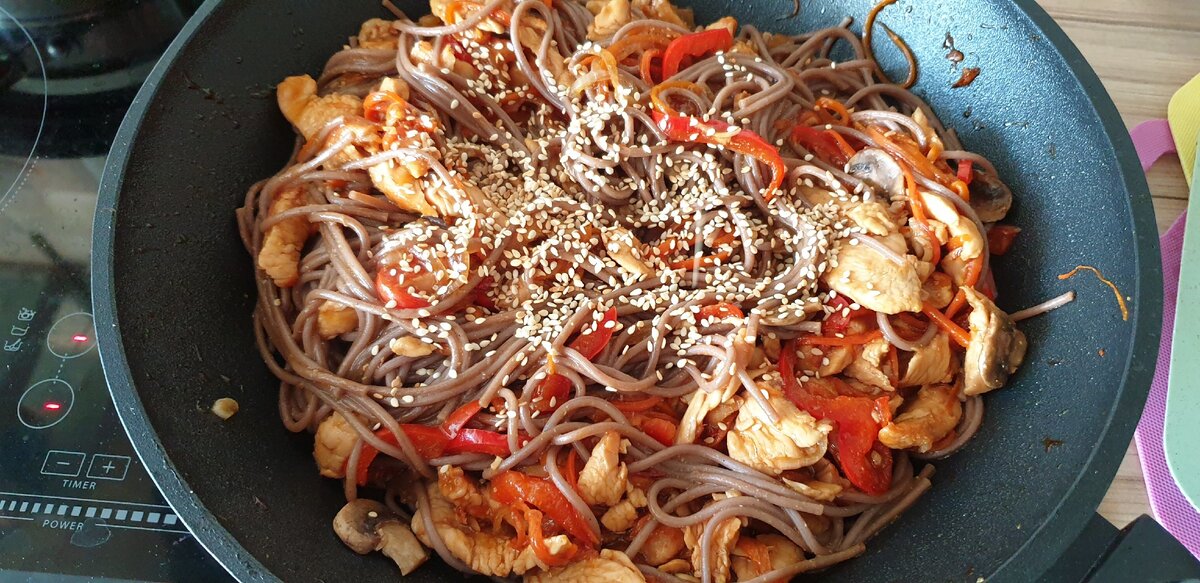 соба терияки. гречневая лапша с перцем болгарским морковью и луком. гречневая лапша с курицей и овощами с соусом терияки. гречневая лапша с курицей терияки. лапша вок терияки.