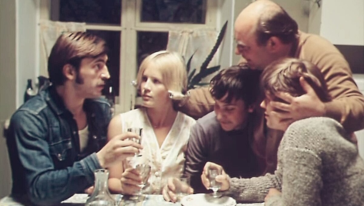 Кадр из фильма "Старший сын". Источник фото kinopoisk. ru