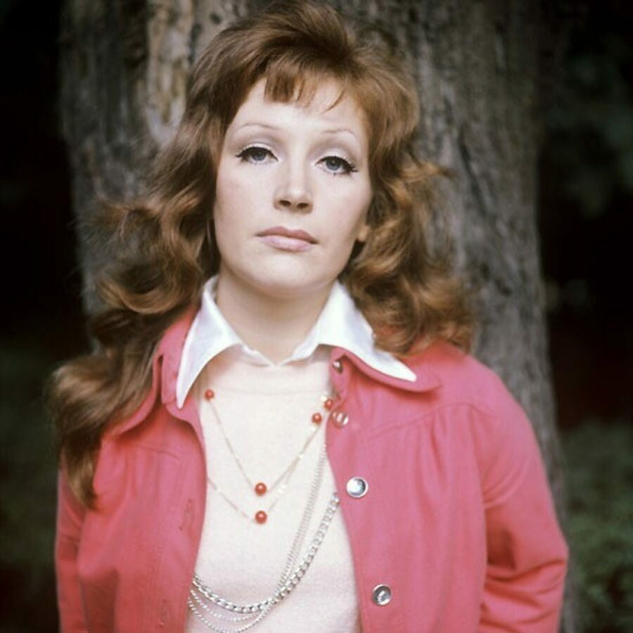 Алла в юности. Фото взято из открытого источника в Интернете, https://avatars.mds.yandex.net/get-pdb/1543345/a5c90e9c-ff90-4c40-afb9-66652bf37914/s1200