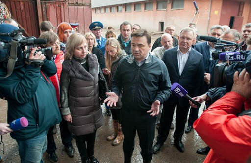 Губернатор Воробьев рассказывает про новую вторую сортировочную линию на полигоне Кучино. Спустя пару месяцев полигон было решено закрыть. http://balashiha.ru/press_center/news/gubernator-andrey-vorobyov-posetil-poligon-kuchino/