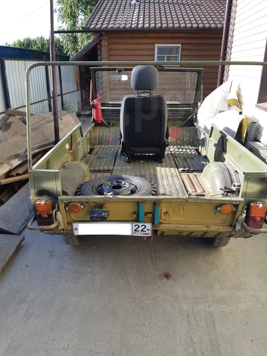 Одинокий водитель среди грузовой площадки