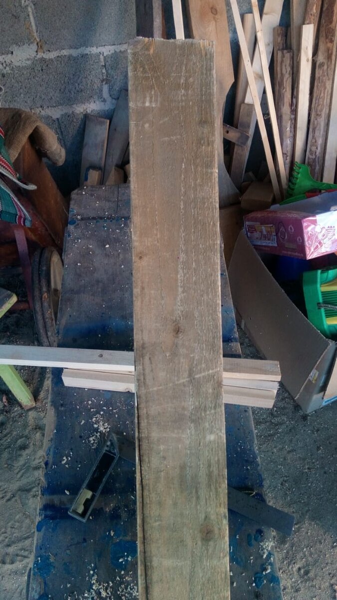 Обычный кусок деревяшки шириной 10 см и толщиной 5см, длина вроде как 70 или 80 см была