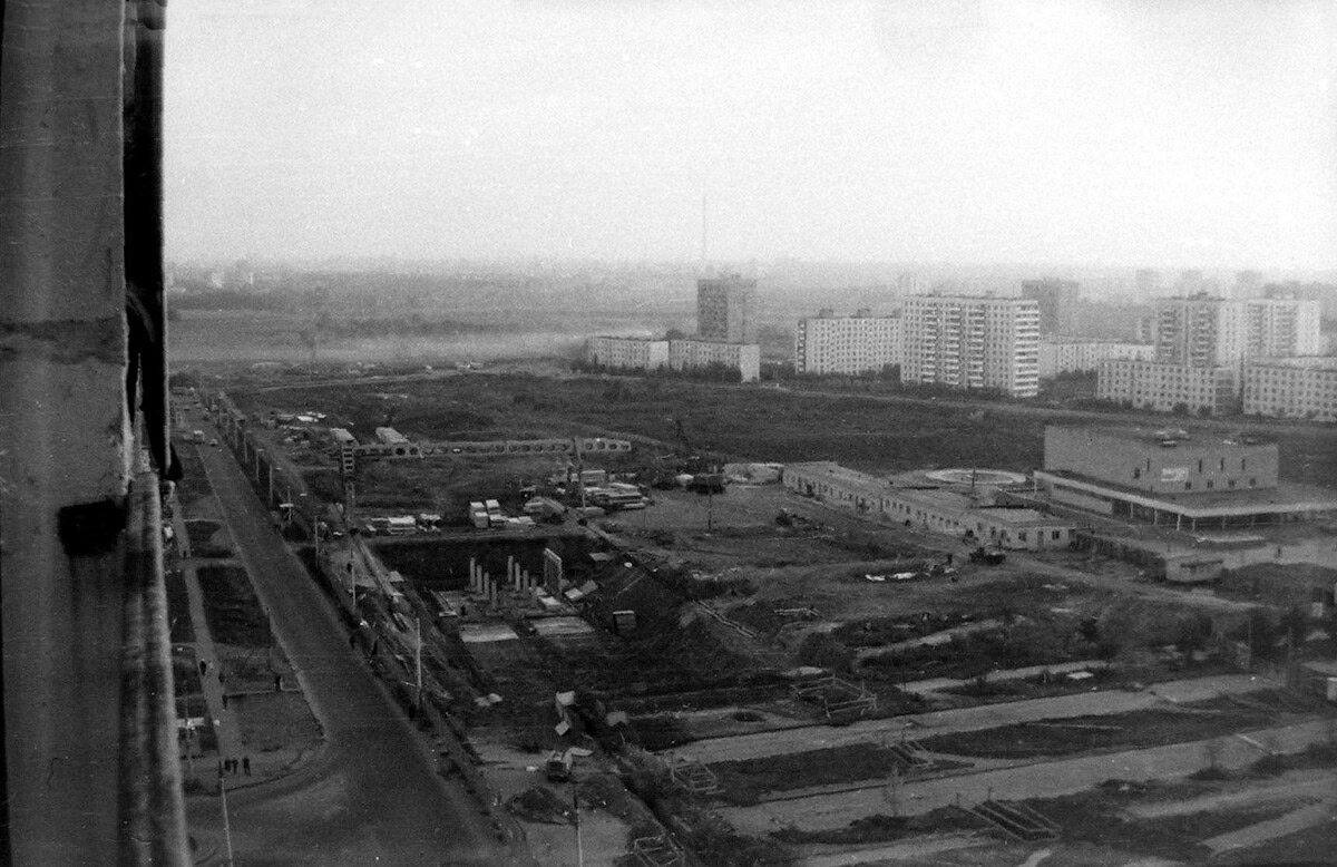 1. Уже начали делать станцию — видны колонны. А в далеке видны тоннели перегона в сторону станции «Бабушкинская».