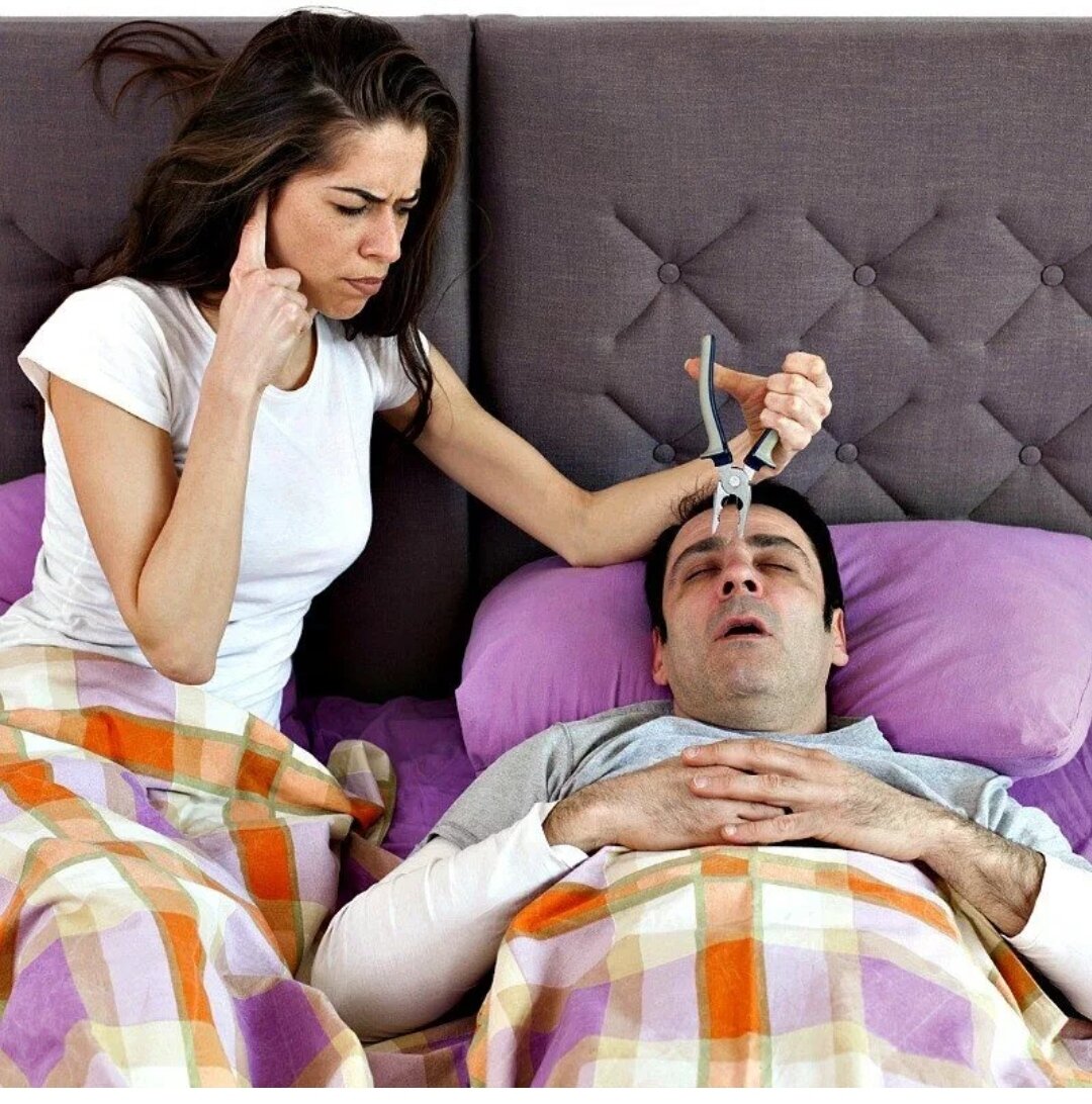 Жена укладывает мужу спать