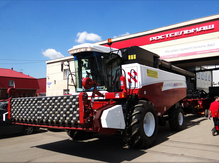 Благодаря оригинальным техническим решениям аппарат может обрабатывать свыше тысячи гектар за сезон, собирая урожай различных растительных культур. 