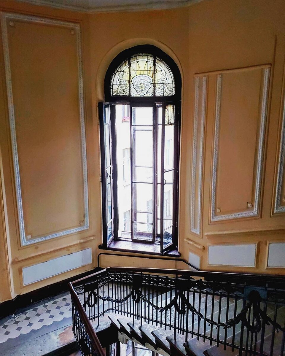 Оранжевая парадная