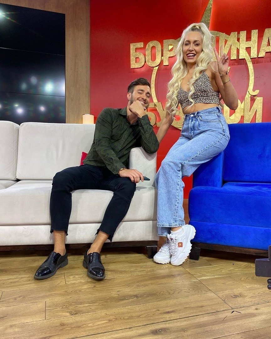 Беременная Кристина Дерябина пришла в гости на проект

" ❤️Дом2
Лешка столько приятных слов сказал и поздравил с моим положением, несмотря на то что я проголосовала против их пары 😀

Нас тут как то с любимым звали на ССЛ ❤️
Хотели бы видеть меня и моего мужчину на проекте? 👇🏻" - спрашивает девушка.