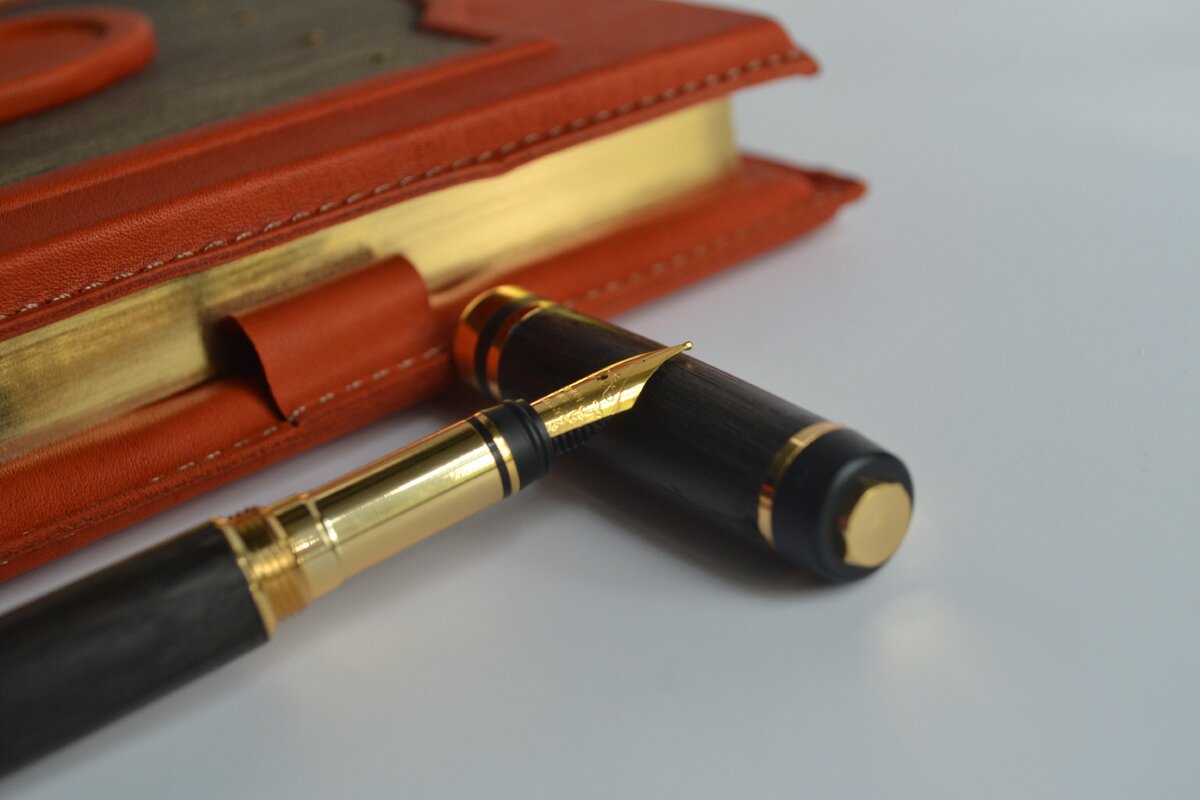 Перьевая ручка из морёного дуба